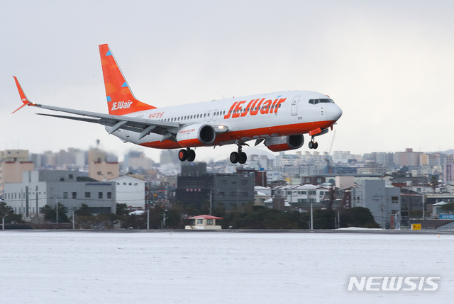 [제주=뉴시스] 국제공항 활주로에 제주항공 비행기가 착륙하고 있다. 뉴시스DB 2021.01.09. 