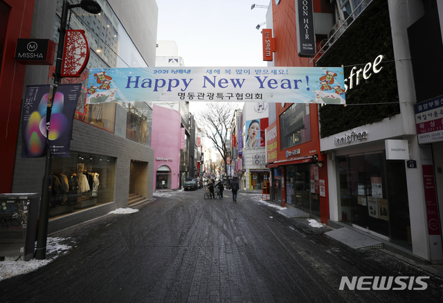 [서울=뉴시스]고승민 기자 = 한파가 이어지는 주말인 9일 서울 명동 일대가 한산하다. 2021.01.09. kkssmm99@newsis.com