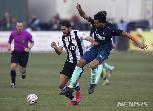 [촐리(영국)=AP/뉴시스]잉글랜드축구 6부 소속의 촐리FC가 10일(한국시간) 영국 촐리의 빅토리 파크에서 벌어진 더비카운티(2부리그)와의 2020~2021 FA컵 3라운드(64강전)에서 2-0 완승을 거뒀다. 촐리의 해리 캐드웰(왼쪽)이 해리슨 솔로몬(더비 카운티)의 수비를 뚫고 돌파 중이다.