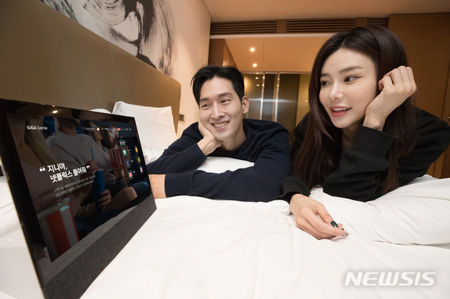 [서울=뉴시스] 홍보모델들이 ‘기가지니 테이블 TV 2’를 소개하고 있다. (제공=KT)