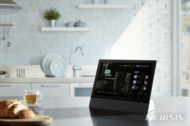 [서울=뉴시스] ‘기가지니 테이블 TV 2‘ 제품 이미지 (제공=KT)