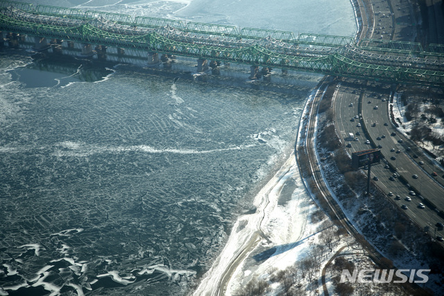 [서울=뉴시스]김선웅 기자 = 북극 한파가 연이어 찾아온 10일 서울 여의도 인근 한강에 얼음이 얼어 있다. 한강에 결빙이 관측된 것은 지난 2018년 12월 이후 2년 여 만이다. 2021.01.10. mangusta@newsis.com