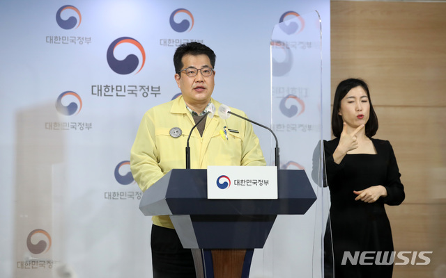 [서울=뉴시스]김선웅 기자 = 손영래 중앙사고수습본부 사회전략반장이 10일 오후 서울 종로구 정부서울청사에서 신종 코로나바이러스 감염증(코로나19) 대응 현황 등을 브리핑하고 있다. 2021.01.10. mangusta@newsis.com 