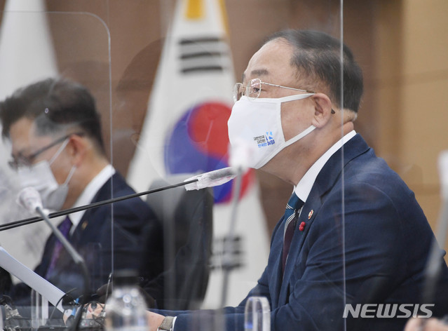 [세종=뉴시스] 홍남기 부총리 겸 기획재정부 장관이 1월 11일 정부세종청사에서 열린 '제220차 대외경제장관회의 겸 제136차 대외경제협력기금운용위원회'를 주재, 모두발언을 하고 있다.(사진=기획재정부)