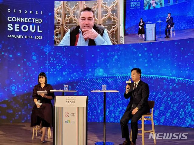 [서울=뉴시스] 서정협 서울시장 권한대행이 글로벌 액셀러레이터 플러그앤플레이의 사이드 아미디 회장과 대담을 나누고 있다. (사진=서울시 제공) 2021.01.12. photo@newsis.com