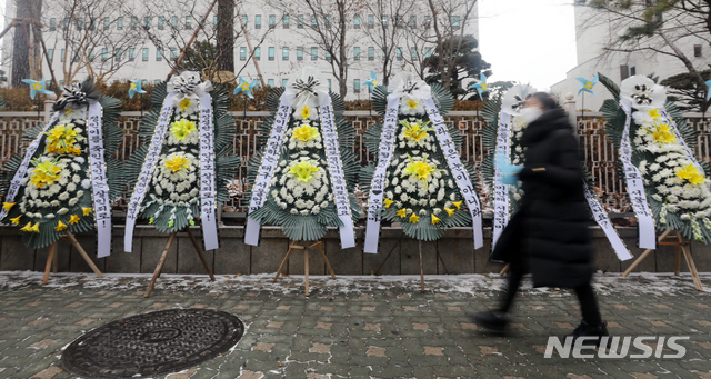 [서울=뉴시스]배훈식 기자 = 학대를 받아 숨진 것으로 알려진 정인이 양부모에 대한 재판을 이틀 앞둔 11일 오전 서울 양천구 서울남부지방검찰청 앞에 정인이를 추모하는 조화가 줄지어 서 있다. 2021.01.11. dahora83@newsis.com