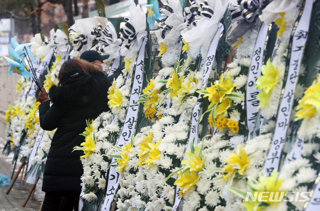 [서울=뉴시스]배훈식 기자 = 학대를 받아 숨진 것으로 알려진 정인이 양부모에 대한 재판을 이틀 앞둔 11일 오전 서울 양천구 서울남부지방검찰청 앞에 정인이를 추모하는 조화가 줄지어 서 있다. 2021.01.11. dahora83@newsis.com