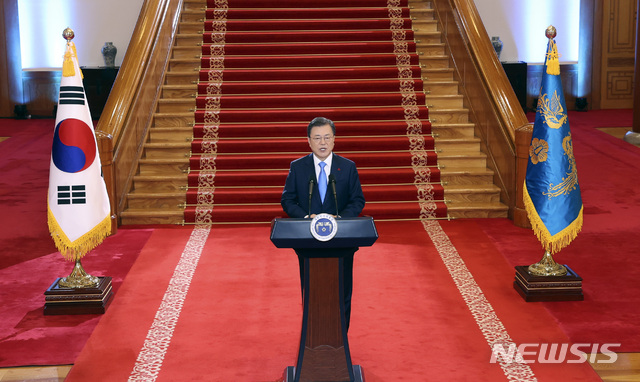 [서울=뉴시스]박영태 기자 = 문재인 대통령이 11일 오전 청와대 본관에서 2021년 국정운영 구상과 방향을 국민들께 제시하는 신년사를 발표하고 있다. 2021.01.11. since1999@newsis.com