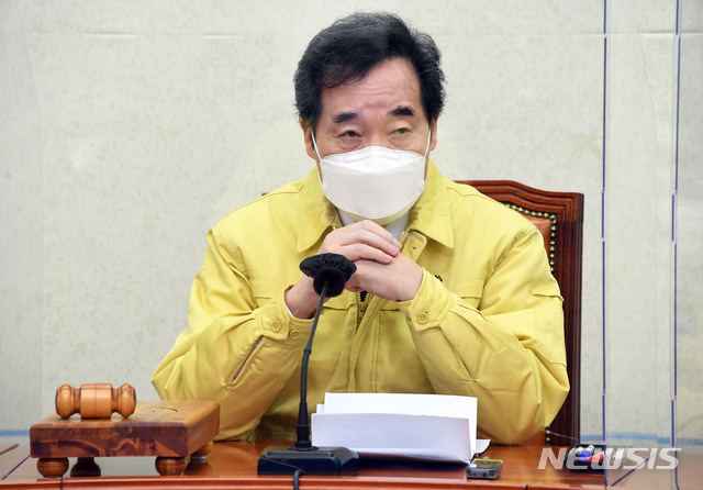 [서울=뉴시스]전진환 기자 = 더불어민주당 이낙연대표가 11일 서울 여의도 국회에서 열린 최고위원회의에서 참석자들의 발언을 듣고 있다.&nbsp; (공동취재사진) 2021.01.11. photo@newsis.com