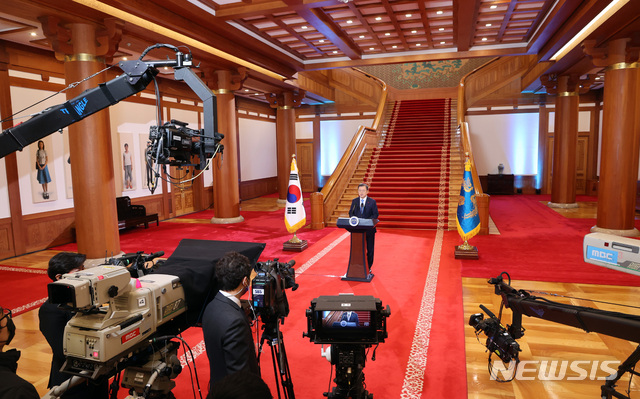 [서울=뉴시스]박영태 기자 = 문재인 대통령이 11일 오전 청와대 본관에서 2021년 국정운영 구상과 방향을 국민들께 제시하는 신년사를 발표하고 있다. 2021.01.11. since1999@newsis.com