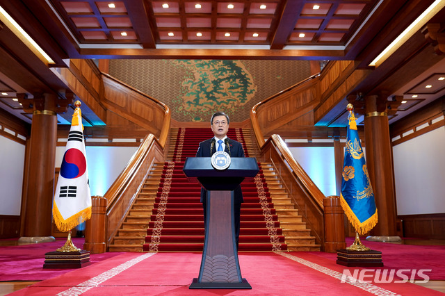[서울=뉴시스]박영태 기자 = 문재인 대통령이 11일 오전 청와대 본관에서 2021년 국정운영 구상과 방향을 국민들께 제시하는 신년사를 발표하고 있다. 2021.01.11. since1999@newsis.com