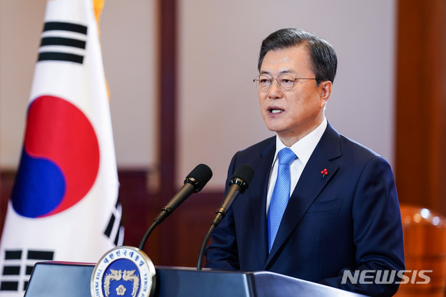 [서울=뉴시스]박영태 기자 = 문재인 대통령이 지난해 1월11일 오전 청와대 본관에서 2021년 국정운영 구상과 방향을 국민들께 제시하는 신년사를 발표하고 있다. 2021.01.11. since1999@newsis.com