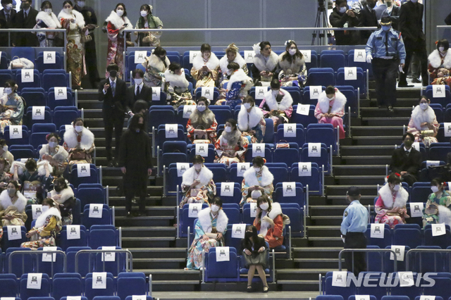 [도쿄=AP/뉴시스]11일 일본 도쿄 근교 요코하마에서 성인식이 열려 코로나19 확산 방지를 위해 기모노를 입은 여성들이 사회적 거리를 두고 행사장에 앉아 있다. 일본에서 브라질발 코로나19 변이 바이러스가 발견된 가운데 긴급사태가 발효 중인 도쿄도 등 일부 지자체에서 ‘성인의 날’을 맞아 대규모 성인식을 강행해 논란이 일고 있다. 2021.01.11. 