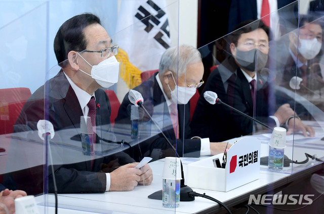 [서울=뉴시스]김진아 기자 = 주호영 국민의힘 원내대표가 11일 서울 여의도 국회에서 열린 경제단체 간담회에서 발언하고 있다. 이날 손경식 한국경영자총협회장 등 6개 경제단체장은 주 원내대표를 만나 ‘중대재해기업처벌법(중대재해법)의 보완입법’을 요청했다. (공동취재사진) 2021.01.11. photo@newsis.com