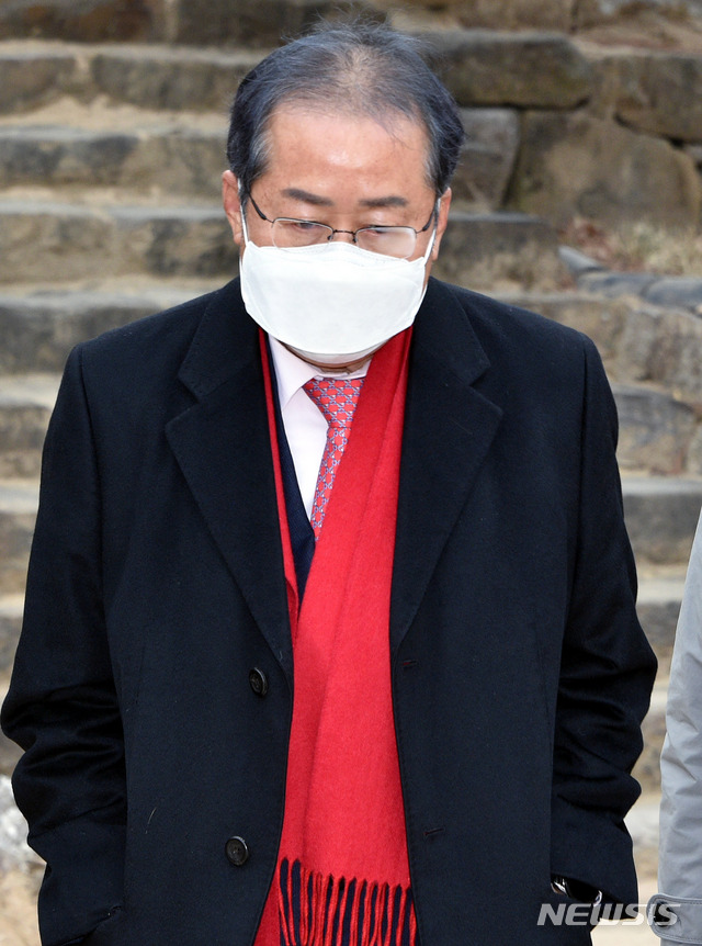 [대구=뉴시스] 이무열 기자 = 홍준표 무소속 의원(대구 수성구을)이 대구 팔공산 동화사를 찾아 대한불교조계종 종정 진제 스님에게 신년 인사를 한 후 떠나고 있다. 2021.01.11. lmy@newsis.com