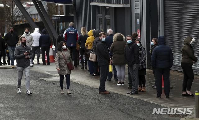 [뉴캐슬 어펀타인=AP/뉴시스] 11일 영국 잉글랜드의 한 코로나 19 백신접종 센터 앞에 사람들이 화이자 백신 주사를 맞기 위해 줄을 서 기다리고 있다. 2021. 1. 11. 