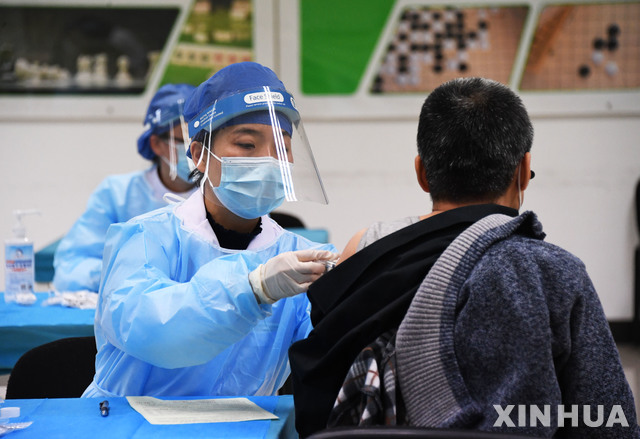 [베이징=신화/뉴시스]지난 1월11일 중국 수도 베이징 하이뎬구에서 의료진이 신종 코로나바이러스 감염증(코로나19) 백신 접종을 하고 있다. 2021.01.12.