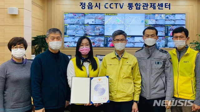 끈질긴 CCTV 분석·추적으로 특정범죄가중처벌법 절도혐의의 상습절도범 검거하는데 기여한 정읍 CCTV통합관제센터 복미선 관제요원(왼쪽 세번째)이 경찰서 감사장을 전달받은 뒤 기념촬영을 하고 있다.