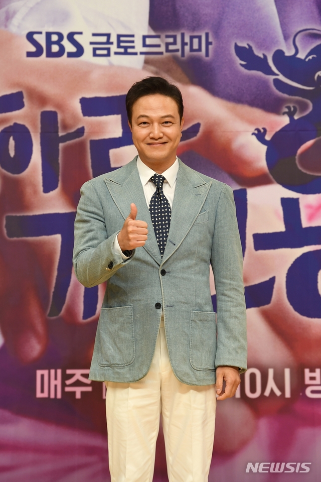 [서울=뉴시스]배우 정웅인이 지난해 10월27일 SBS 드라마 '날아라 개천용' 제작발표회에 참석했다. (사진=SBS 제공) 2021.01.12. photo@newsis.com