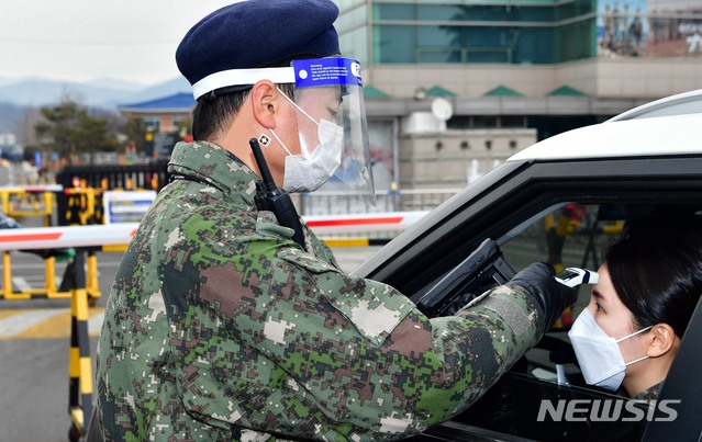 [서울=뉴시스]공군 11전투비행단은 신종 코로나바이러스 감염증(코로나19) 확산을 선제적으로 차단하기 위해 1월 한달간 '코로나19 보호구 착용'을 시범 적용하고 있다고 12일 밝혔다. 대구 공군 11전투비행단 정문에서 페이스쉴드(안면 보호장구)와 패스밴드(신체 부착형 체온계)로 구성된 '코로나19 보호구'를 착용한 병사가 출입통제 임무를 수행하고 있다. (사진=공군 제공) 2021.01.12. photo@newsis.com