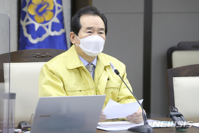 [세종=뉴시스]강종민 기자 = 정세균 국무총리가 12일 오전 정부세종청사에서 열린 신종 코로나바이러스 감염증(코로나19) 중앙방역대책본부(중대본) 회의에서 모두발언을 하고 있다. 2021.01.12.&nbsp; ppkjm@newsis.com