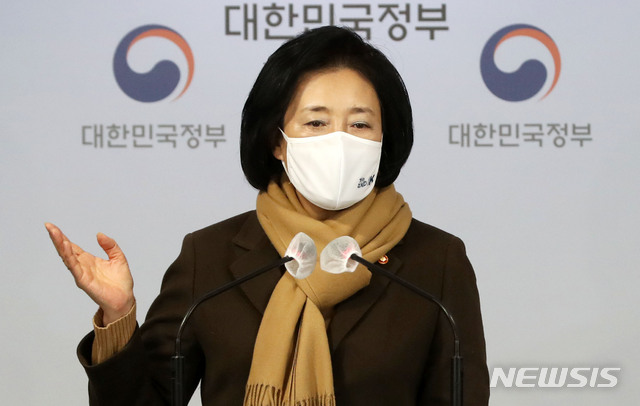 [서울=뉴시스]홍효식 기자 = 박영선 중소벤처기업부 장관이 12일 오전 서울 종로구 정부서울청사 브리핑실에서 버팀목자금 집행시작 e브리핑을 하고 있다. 2021.01.12. yesphoto@newsis.com