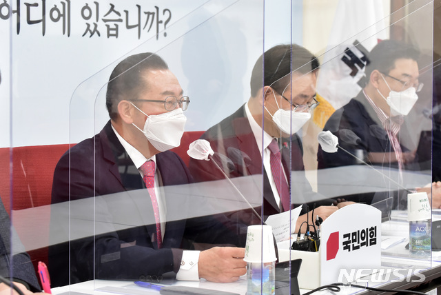 [서울=뉴시스]전진환 기자 = 이종배 정책위의장이 12일 서울 여의도 국회 본관 238호에서 열린 국민의힘 화상원내대책회의에 참석, 발언하고 있다. (공동취재사진) 2021.01.12. photo@newsis.com