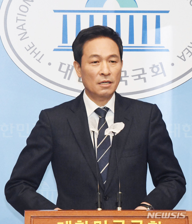 [서울=뉴시스]김진아 기자 = 서울시장 출마를 선언한 우상호 더불어민주당 의원이 12일  오전 서울 여의도 국회 소통관에서 내일을 꿈꾸는 서울 정책시리즈 첫 번째로 '주거안정' 부동산 정책을 발표하고 있다. (공동취재사진) 2021.01.12. photo@newsis.com