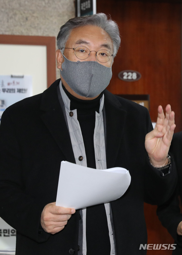 [서울=뉴시스]김진아 기자 = 정진석 국민의힘 공천관리위원장이 12일 서울 여의도 국회에서 4·7재보궐선거 공천관리위원회 회의 내용을 브리핑하고 있다. (공동취재사진) 2021.01.12. photo@newsis.com