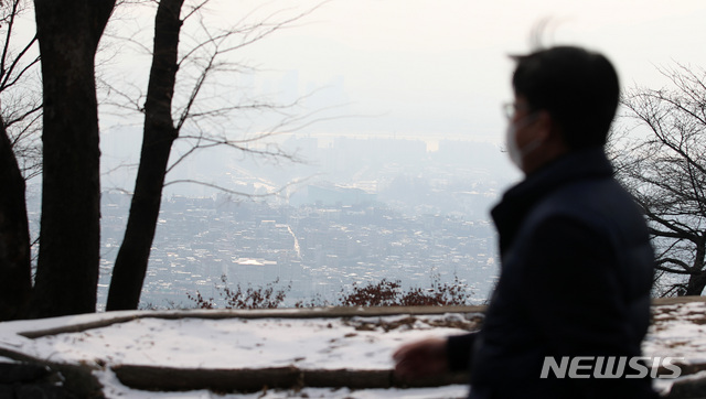 [서울=뉴시스]김선웅 기자 = 서울 초미세먼지 농도가 '나쁨' 상태를 나타낸 지난 12일 서울 남산공원에서 바라본 도심이 흐린 모습이다. 2021.01.12. mangusta@newsis.com