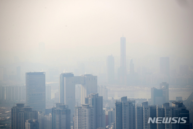 [서울=뉴시스]김선웅 기자 = 서울 초미세먼지 농도가 '나쁨' 상태를 나타낸 12일 서울 남산공원에서 바라본 도심이 흐린 모습이다. 2021.01.12. mangusta@newsis.com