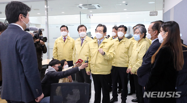 [청주=뉴시스]강종민 기자 = 정세균 국무총리가 신종 코로나바이러스 감염증(코로나19) 예방접종 준비상황을 점검하기 위해 12일 오후 충북 청주시 국립의과학지식센터에 마련된 코로나19 예방접종 대응 추진단을 찾아 직원들을 격려하고 있다. 2021.01.12.&nbsp; ppkjm@newsis.com