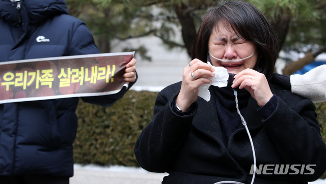 [서울=뉴시스]박주성 기자 = 인체에 유독한 원료 물질로 만들어진 가습기 살균제를 유통·판매한 혐의로 재판에 넘겨진 SK케미칼·애경 전 대표와 임직원들이 1심 무죄를 선고 받은 지난 12일 오후 서울 서초구 서울중앙지법 앞에서 가습기 살균제 피해자 조순미 씨가 선고 결과를 듣고 눈물을 흘리고 있다. 2021.01.12. park7691@newsis.com