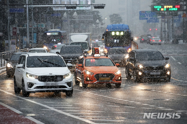 [서울=뉴시스]김선웅 기자 = 수도권 지역에 대설주의보가 발효된 12일 오후 서울 도심에 눈이 내리고 있다. 2021.01.12. mangusta@newsis.com