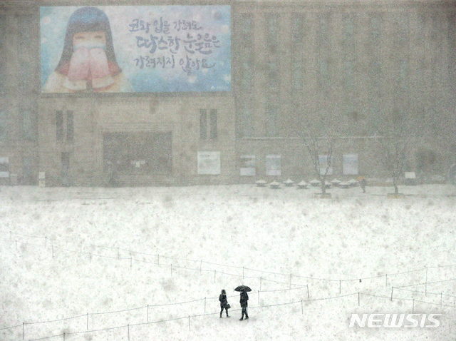 [서울=뉴시스]이윤청 기자 = 서울 동남·서남권에 대설주의보가 발효된 12일 오후 서울 중구 서울광장에 눈이 내리고 있다. 2021.01.12. radiohead@newsis.com