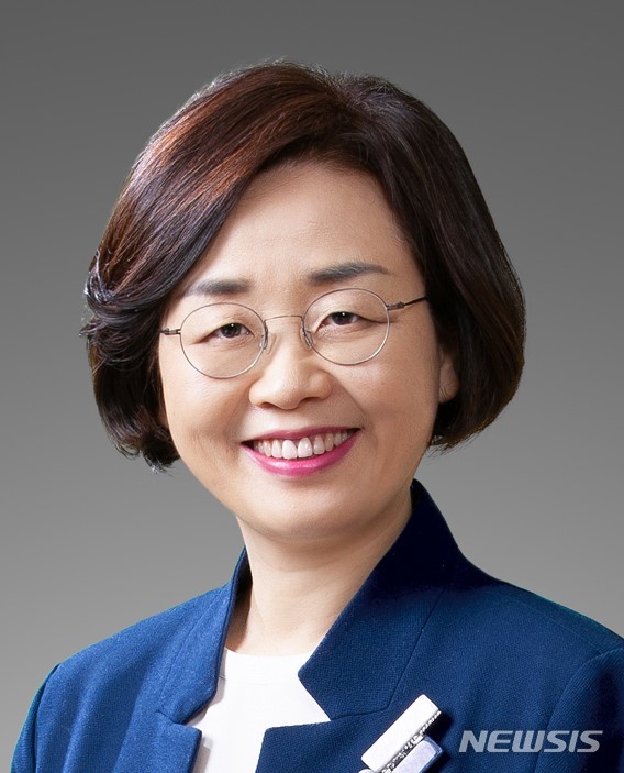 [서울=뉴시스]김명수 대법원장은 13일 국가인권위원회 인권위원으로 윤석희 한국여성변호사회 회장을 지명했다. 2021.01.13. (사진=대법원 제공)