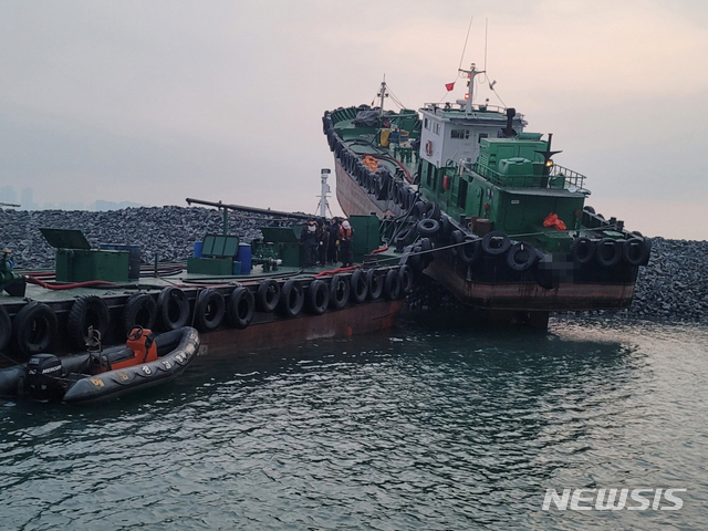 [인천=뉴시스] 김동영 기자 = 인천해양경찰서는 인천 송도 LNG 인근 1500m 해상에서 급유선 124t급 A호가 좌주돼 구난작업을 실시했다고 13일 밝혔다. 2021. 1.13. (사진=인천해양경찰서 제공)