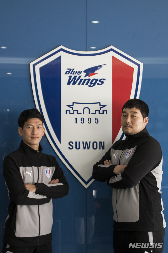 [서울=뉴시스]프로축구 수원 삼성의 김대환(오른쪽) 골키퍼 코치와 오장은 코치 (사진 = 수원 삼성 제공)