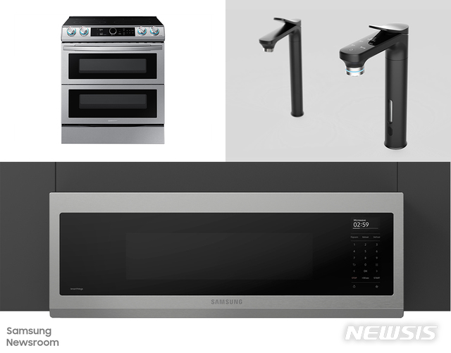 [서울=뉴시스] 프론트 컨트롤 슬라이드인 플렉스 듀오 인덕션(맨위 좌측), 삼성 정수기(맨위 우측), 슬림 오버 더 레인지 전자레인지 (제공=삼성전자) 