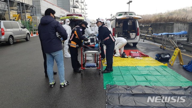 13일 화학물질 누출사고가 발생한 파주 LG디스플레이 공장 앞에서 소방대원들이 보호장비를 착용하고 있다.  (사진=파주소방서 제공)