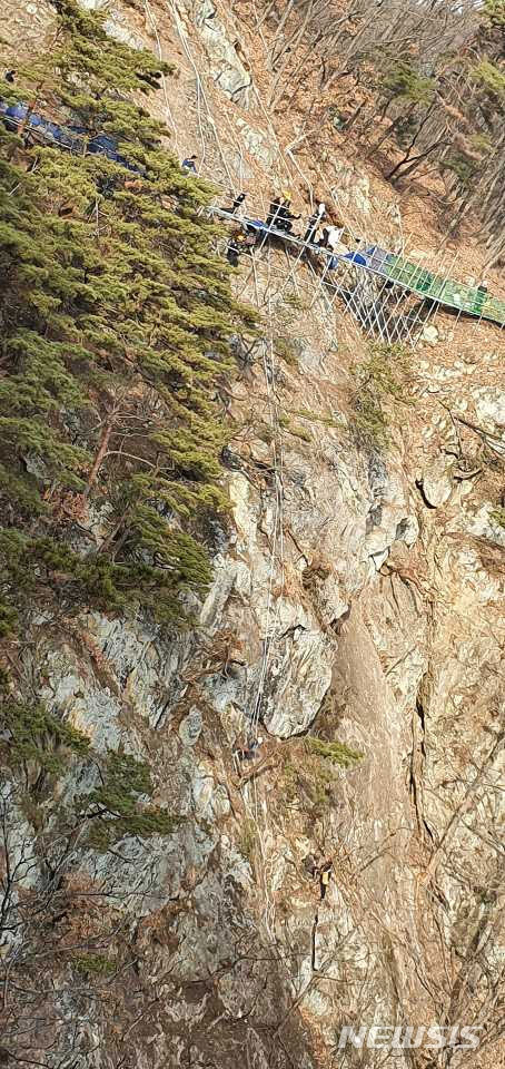 [원주=뉴시스]김유나 기자 = 13일 오후 강원 원주시 소금산 도로 공사 현장에서 50대 노동자가 30m 아래로 추락해 소방당국이 수색 작업을 펼치고 있다. 2021.01.13. (사진=강원도소방본부 제공) photo@newsis.com