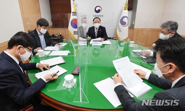 [서울=뉴시스]홍남기 부총리 겸 기획재정부 장관이 13일 서울 종로구 정부서울청사에서 '2020년 12월 및 연간 고용동향'을 주요내용으로 관계장관회의(녹실회의)를 주재, 고용시장상황을 점검하고 대응방향을 논의하고 있다. (사진=기획재정부 제공) 2021.01.13. photo@newsis.com