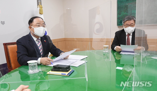 [서울=뉴시스]홍남기 부총리 겸 기획재정부 장관이 13일 서울 종로구 정부서울청사에서 '2020년 12월 및 연간 고용동향'을 주요내용으로 관계장관회의(녹실회의)를 주재, 고용시장상황을 점검하고 대응방향을 논의하고 있다. 오른쪽은 이재갑 고용노동부 장관. (사진=기획재정부 제공) 2021.01.13. photo@newsis.com