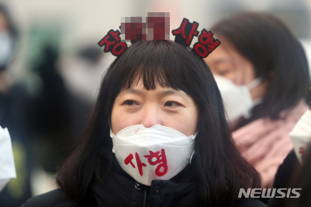 [서울=뉴시스]배훈식 기자 = 학대 받아 숨진 것으로 알려진 정인이 양부모에 대한 첫 재판이 열리는 13일 오전 서울 양천구 서울남부지방검찰청 앞에서 대한아동학대방지협회 회원이 살인죄 처벌을 촉구하며 1인 시위를 하고 있다. 2021.01.13. dahora83@newsis.com