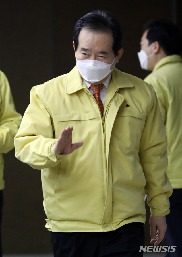[세종=뉴시스]강종민 기자 = 정세균 국무총리가 13일 오전 정부세종청사에서 열린 신종 코로나바이러스 감염증(코로나19) 중앙대책본부 회의에 입장하며 참석자들과 인사를 나누고 있다. 2021.01.13.&nbsp; ppkjm@newsis.com