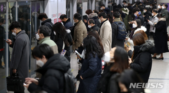 [서울=뉴시스]이영환 기자 = 서울 영등포구 여의도역에서 시민들이 열차를 기다리고 있다. 2021.01.13. 20hwan@newsis.com