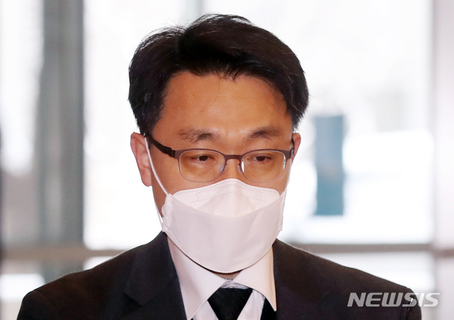 [서울=뉴시스]고승민 기자 = 김진욱 고위공직자범죄수사처장 후보자가 13일 서울 종로구 인사청문회 준비 사무실로 출근하며 취재진 질문에 답하고 있다. 2021.01.13. kkssmm99@newsis.com