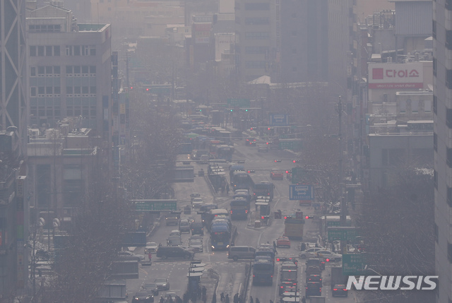 [서울=뉴시스]고승민 기자 = 서울과 경기 등 수도권 지역 미세먼지가 '나쁨' 수준을 보인 13일 서울 종로구 일대 대기가 뿌옇다. 2021.01.13. kkssmm99@newsis.com