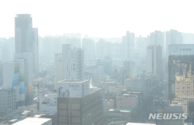 [울산=뉴시스] 배병수 기자 = 울산 초미세먼지 농도가 '나쁨' 상태를 보인 13일 오전 울산 도심이 미세먼지로 덮여 있다. 2021.01.13. bbs@newsis.com