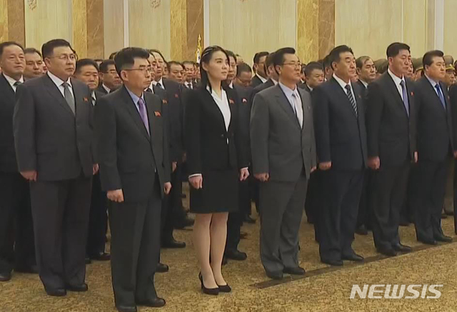 [서울=뉴시스]북한 조선중앙TV는 김여정(왼쪽 두번째) 당중앙위원회 부부장이 제8기 당중앙지도기관 성원들과 함께 12일 금수산태양궁전을 찾았다고 13일 보도했다. (사진=조선중앙TV 캡쳐) 2021.01.12. photo@newsis.com